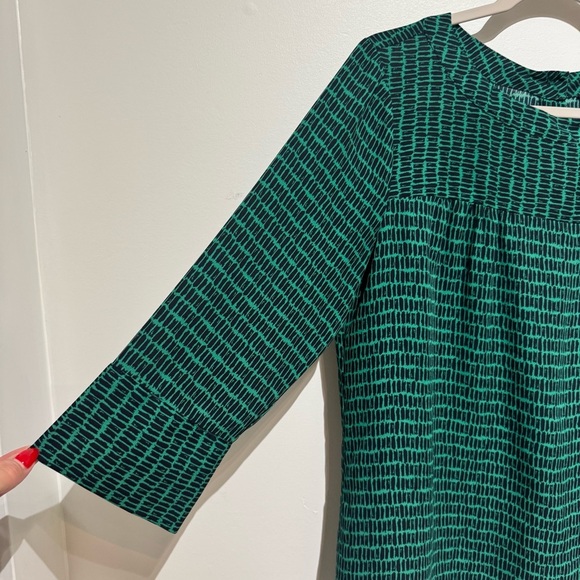 Banana Republic Factory Green Pattern Blouse. Size Medium - Picture 4 of 8